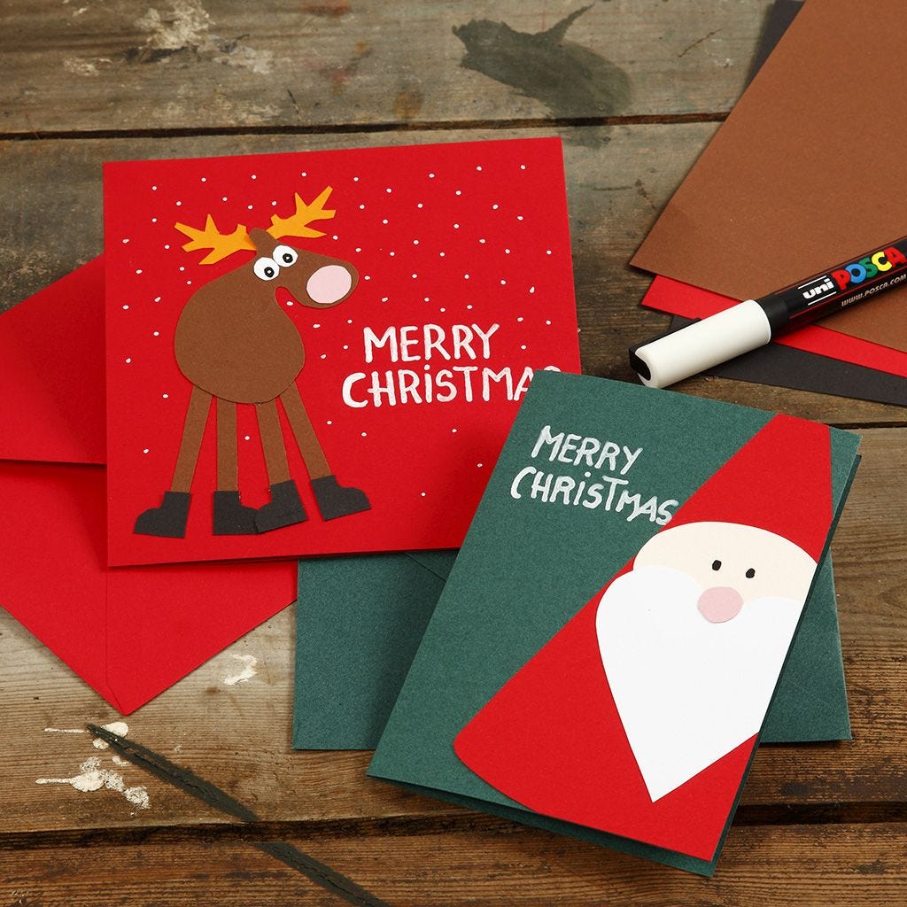 Selbstgemachte Weihnachtskarten aus Karton mit Weihnachtsmotiven von Weihnachtsmann und Rentieren